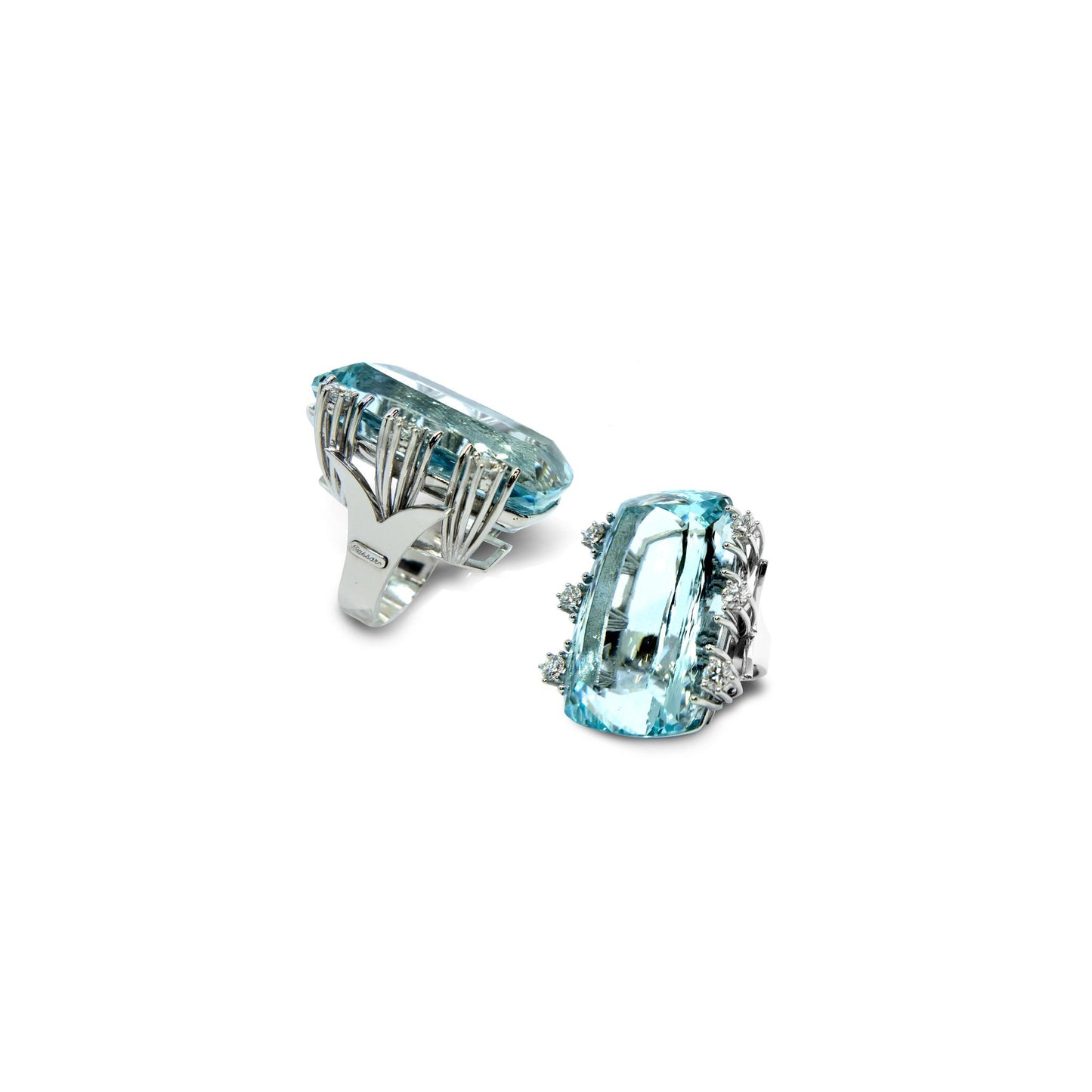 Anello in oro bianco con pietra centrale acquamarina e diamanti