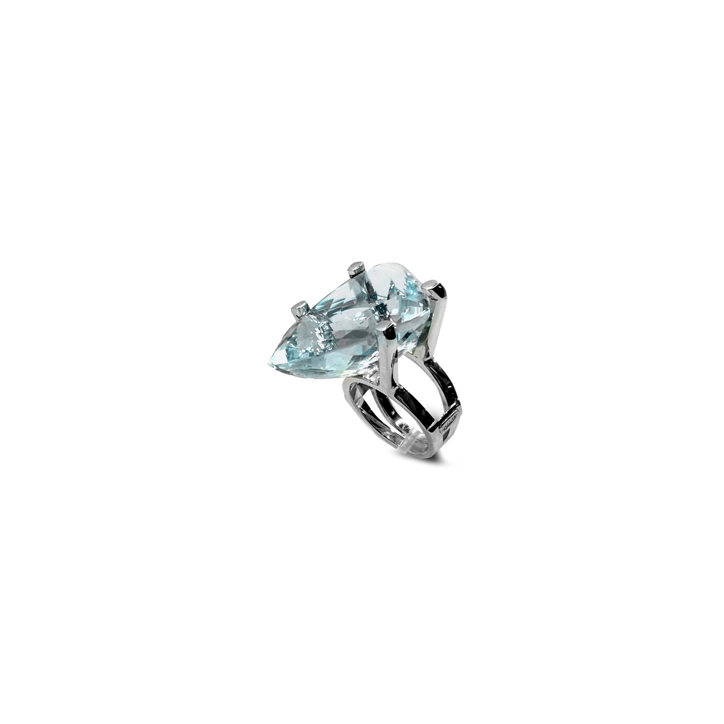 Anello in oro bianco con pietra centrale acquamarina
