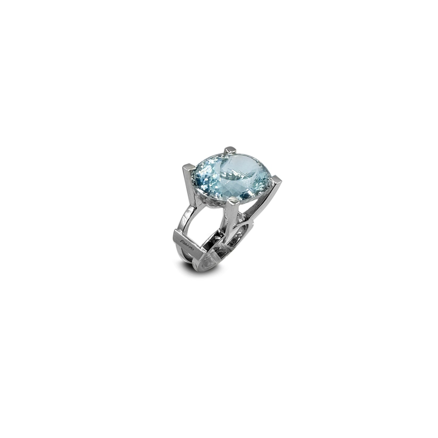 Anello in oro bianco con pietra centrale acquamarina