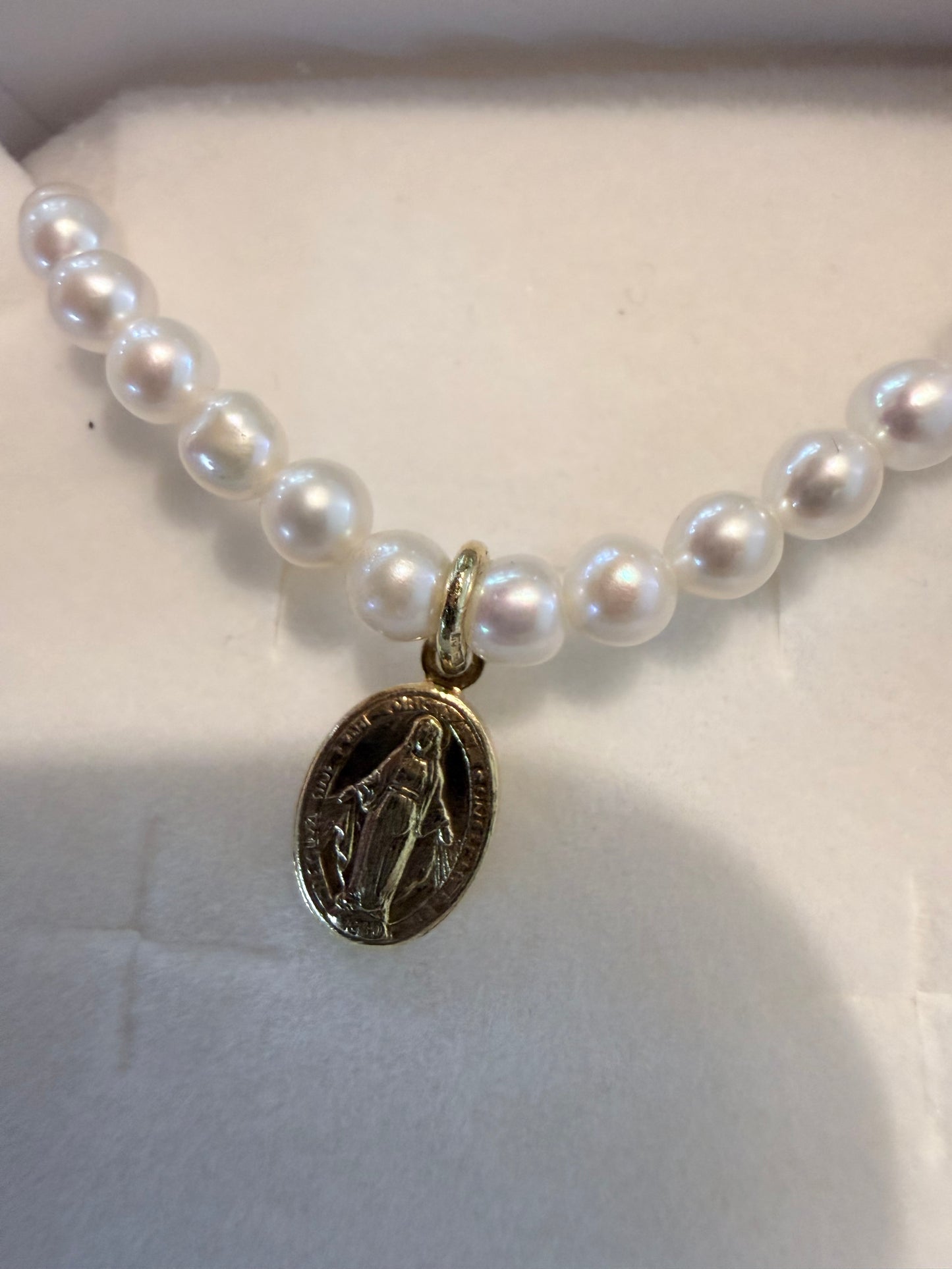 Collana di Perle Naturali di Fiume con Ciondolo Madonna in Argento Dorato
