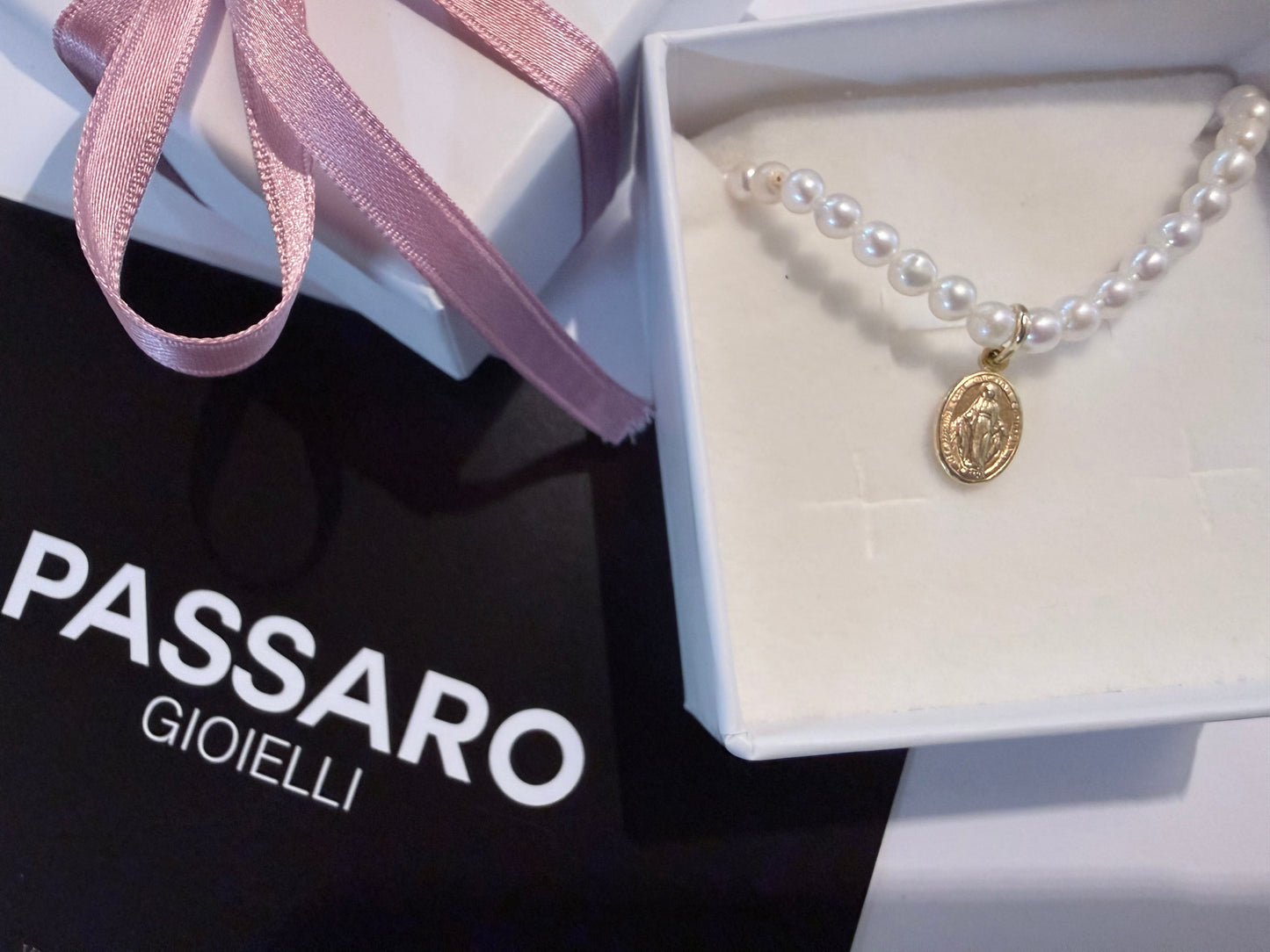 Collana di Perle Naturali di Fiume con Ciondolo Madonna in Argento Dorato